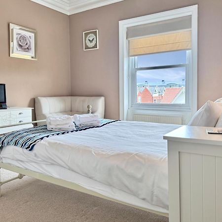 Apartment Victoria With Free Parking 스카버러 외부 사진