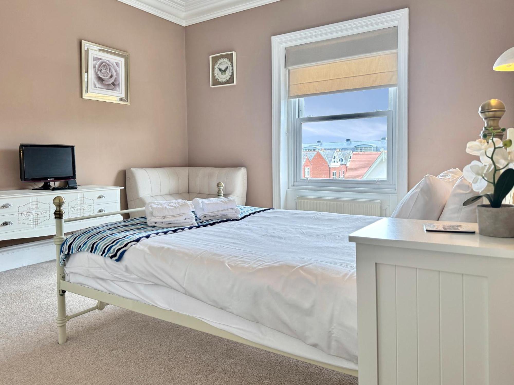 Apartment Victoria With Free Parking 스카버러 외부 사진
