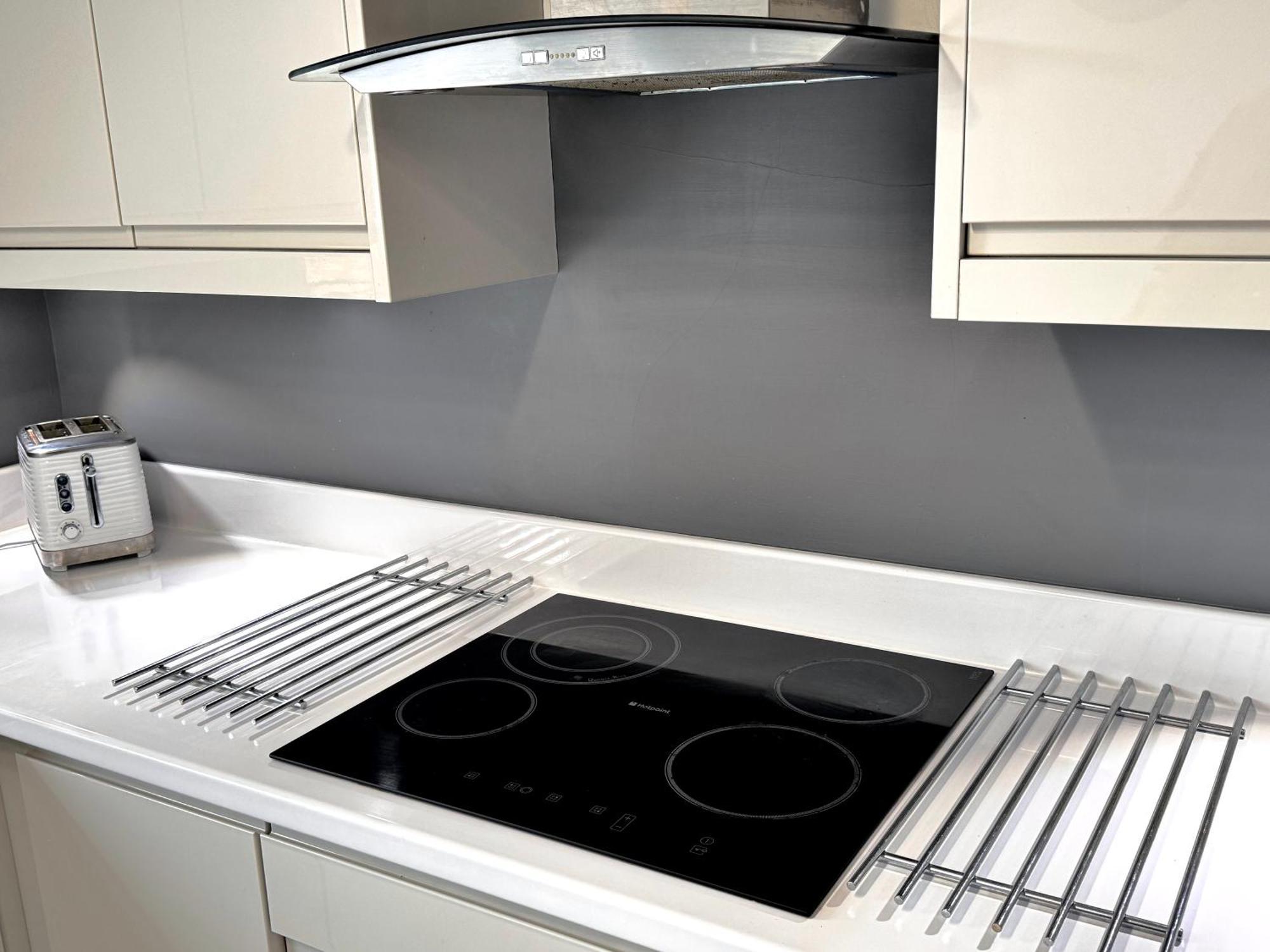Apartment Victoria With Free Parking 스카버러 외부 사진