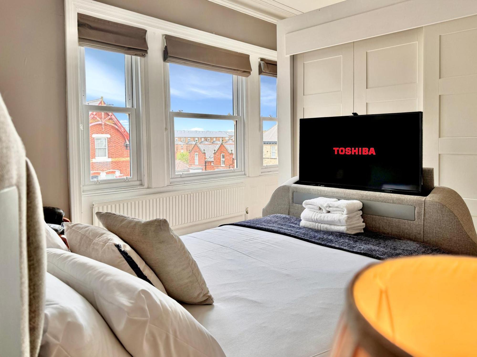 Apartment Victoria With Free Parking 스카버러 외부 사진