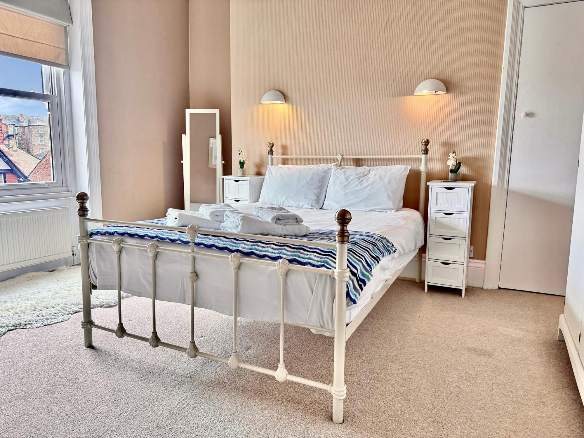 Apartment Victoria With Free Parking 스카버러 외부 사진