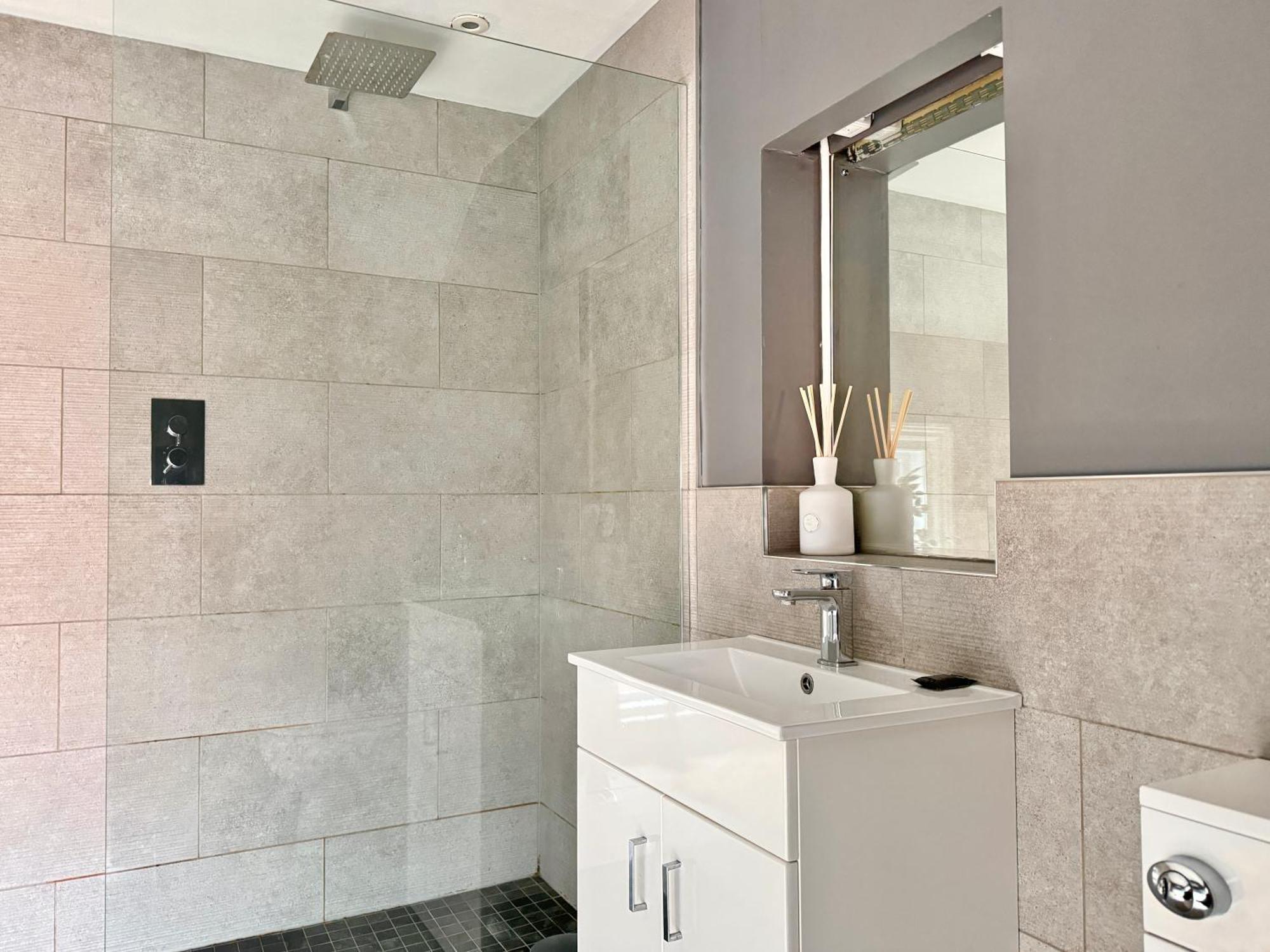 Apartment Victoria With Free Parking 스카버러 외부 사진