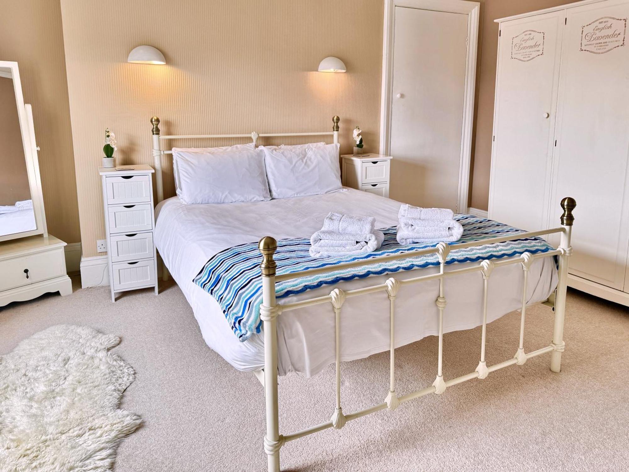 Apartment Victoria With Free Parking 스카버러 외부 사진