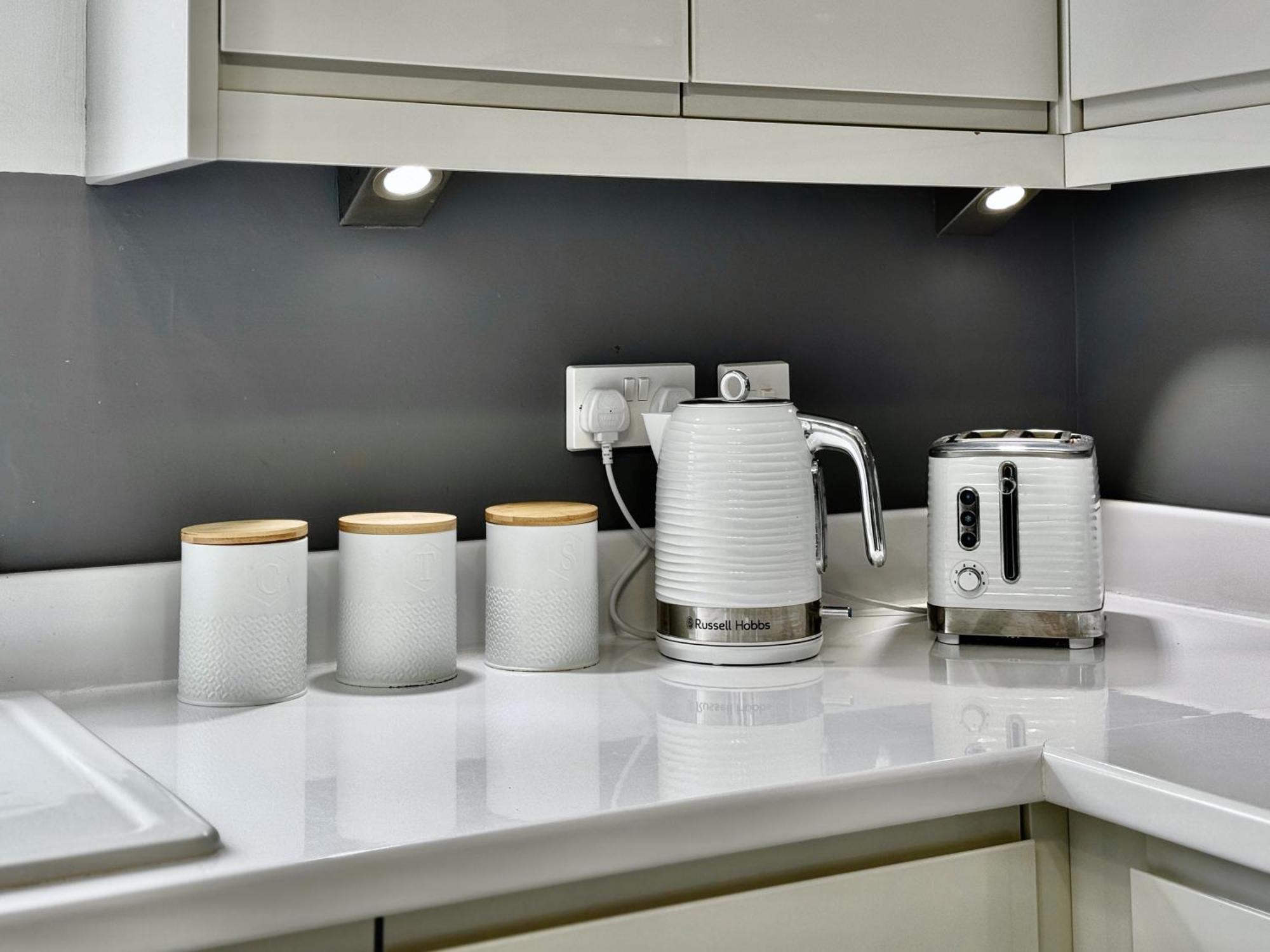 Apartment Victoria With Free Parking 스카버러 외부 사진