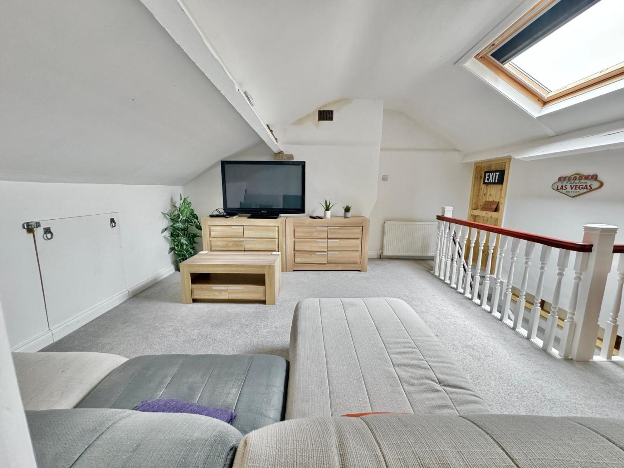 Apartment Victoria With Free Parking 스카버러 외부 사진