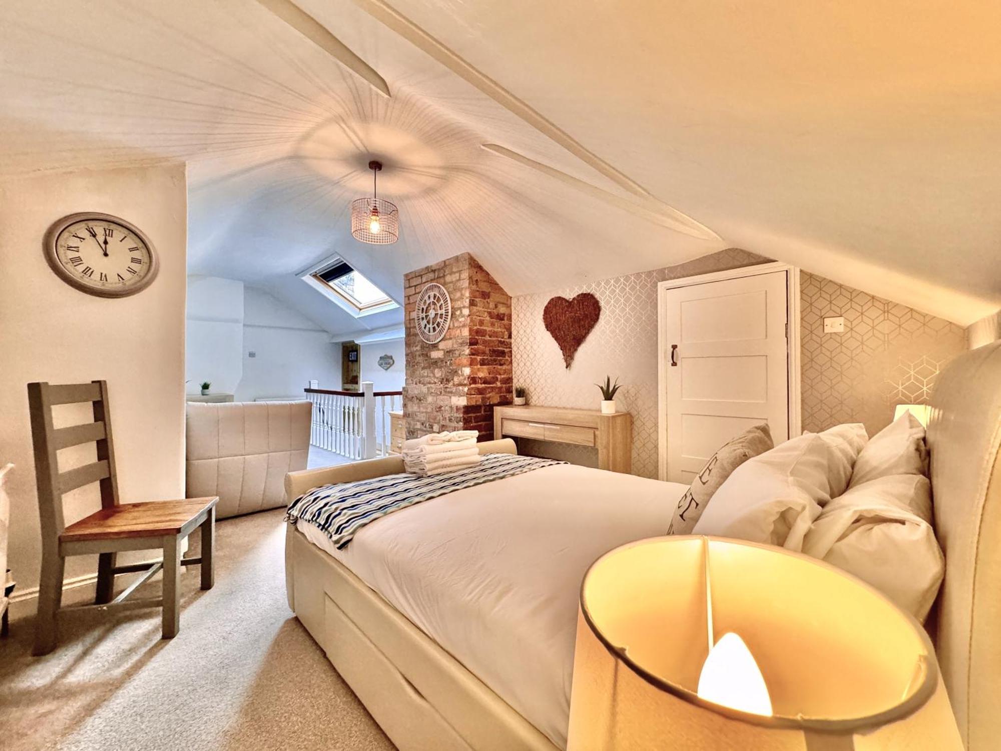 Apartment Victoria With Free Parking 스카버러 외부 사진