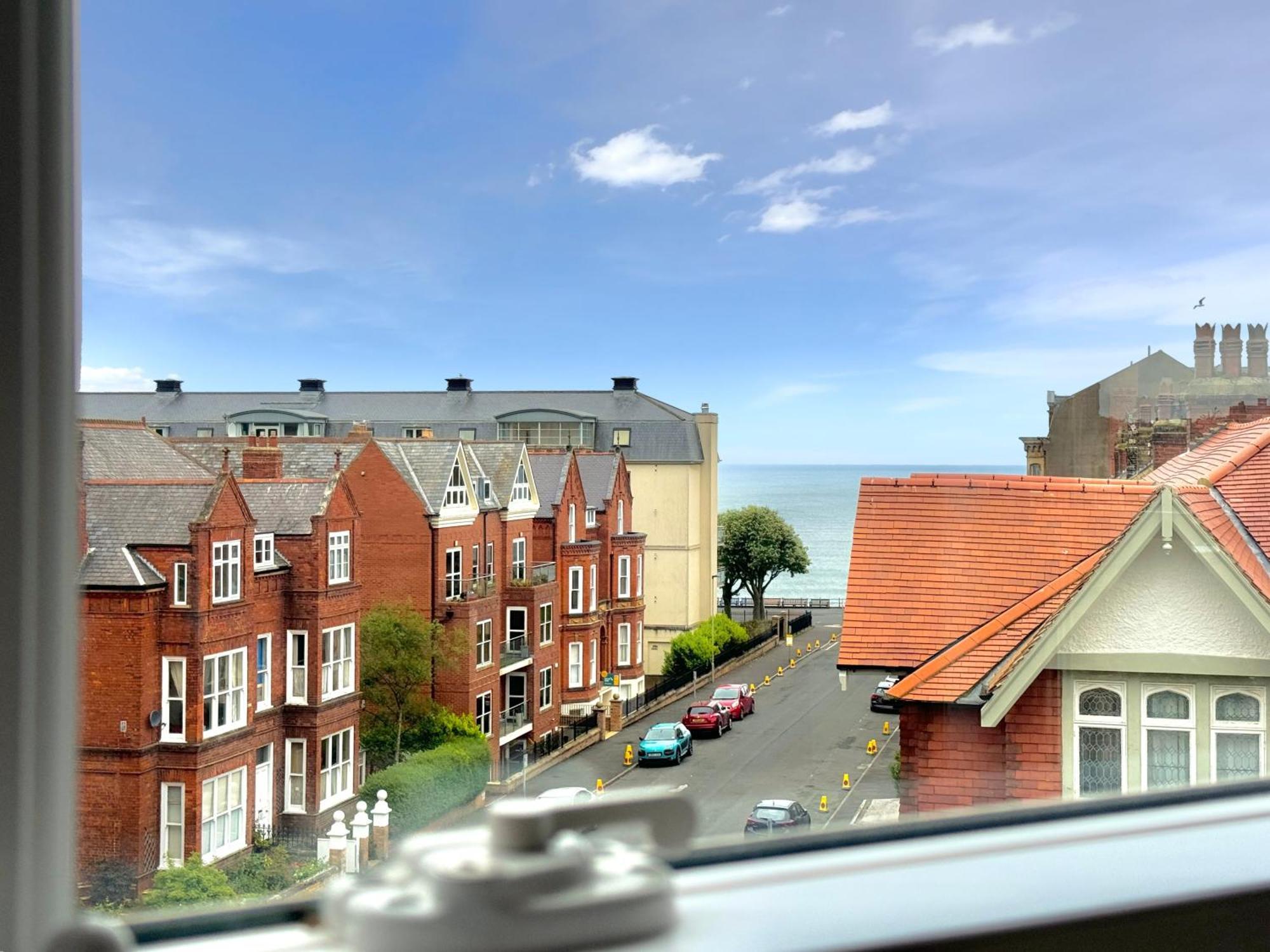 Apartment Victoria With Free Parking 스카버러 외부 사진
